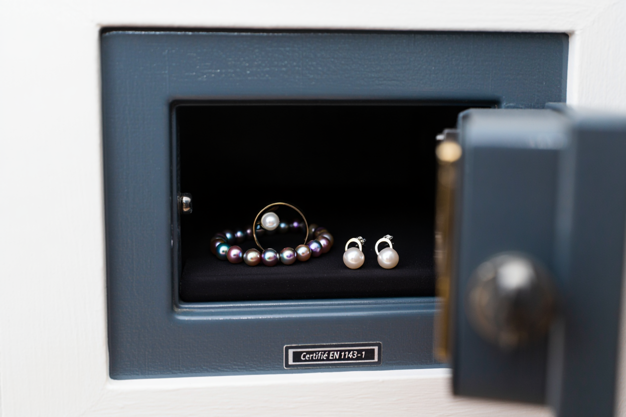 Coffre-fort avec bijoux en perles précieuses